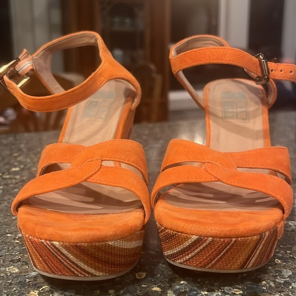 Mam ‘Zelle Wedge style creamsicle orange wedges. - Picture 2 of 4